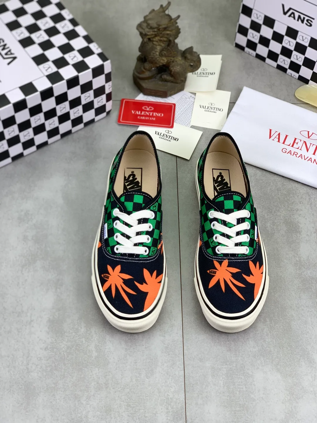 Men's shoes 💰P460 New Valentino❌Wans co-branded Valentino and Vans release new co-branded sneakers, integrating Valentino's Italian high-definition aesthetics and Vans's free and authentic spirit, giving classic shoes a personality that spans the ages. Many stars - Jolin Tsai. Yang Zi. Liu Wen. Ma Baiquan. Choi Soobin. freen. Song Zuer. JJ Lin. zel. Cecilia Cheung. shark. Xin Yunlai...Same style. Female model: 35-42 (41.42 is custom-made and non-refundable) Men's model: 39-46 (45.46 is custom-made and non-refundable)